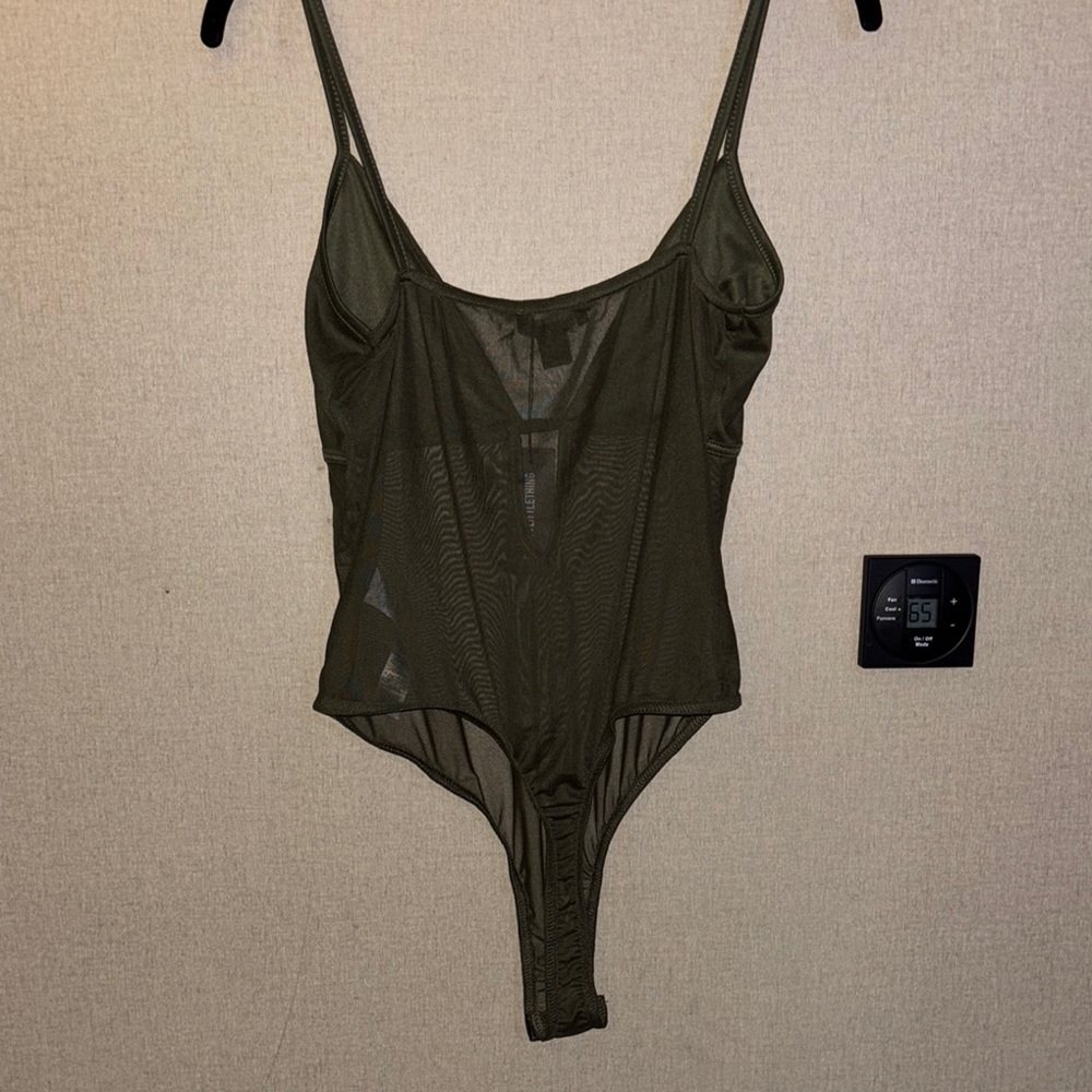 PrettyLittleThing Green Sheer Bodysuit - Picture 7 of 8